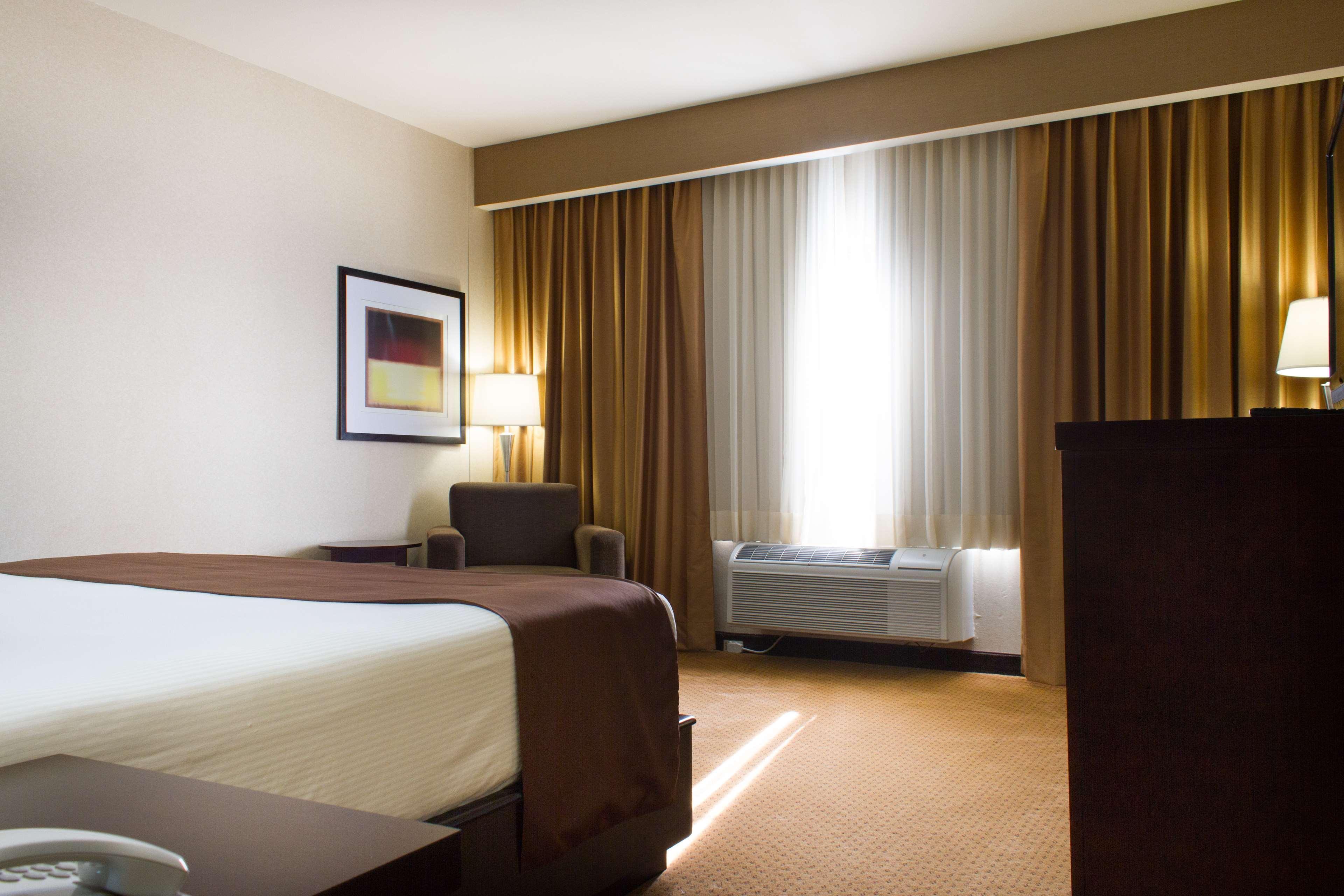 Best Western Premier Monterrey Aeropuerto Apodaca Kültér fotó A typical room at the Holiday Inn Express
