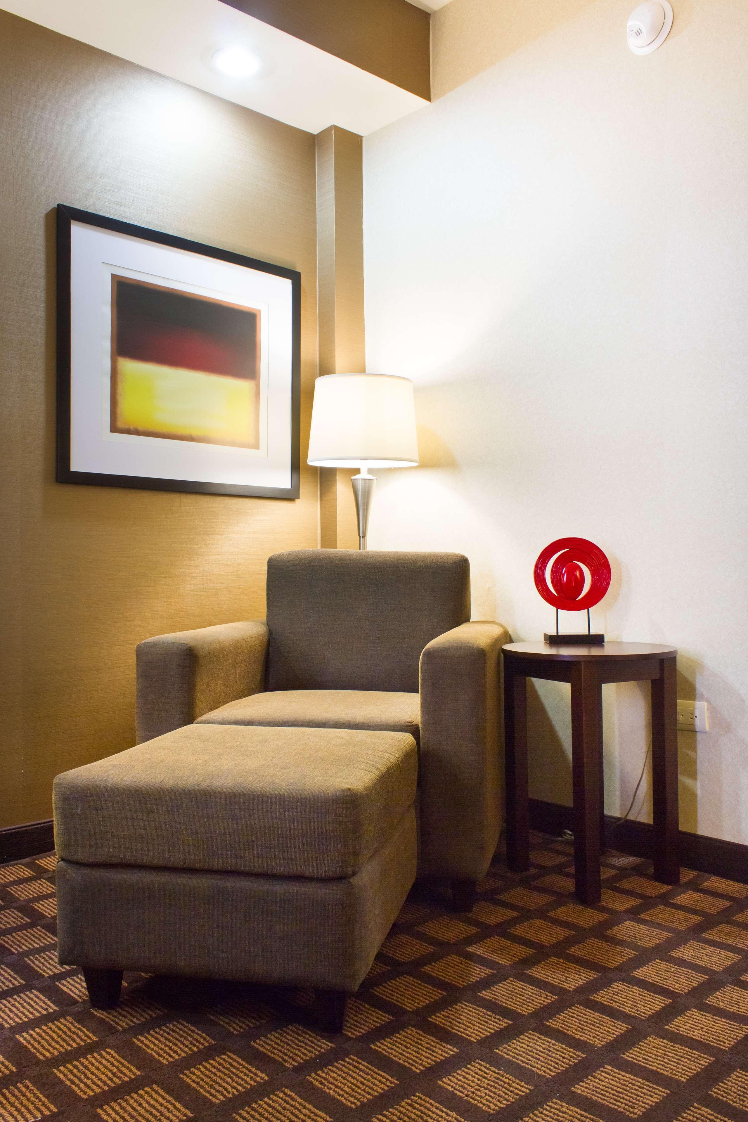Best Western Premier Monterrey Aeropuerto Apodaca Kültér fotó A lamp on a side table