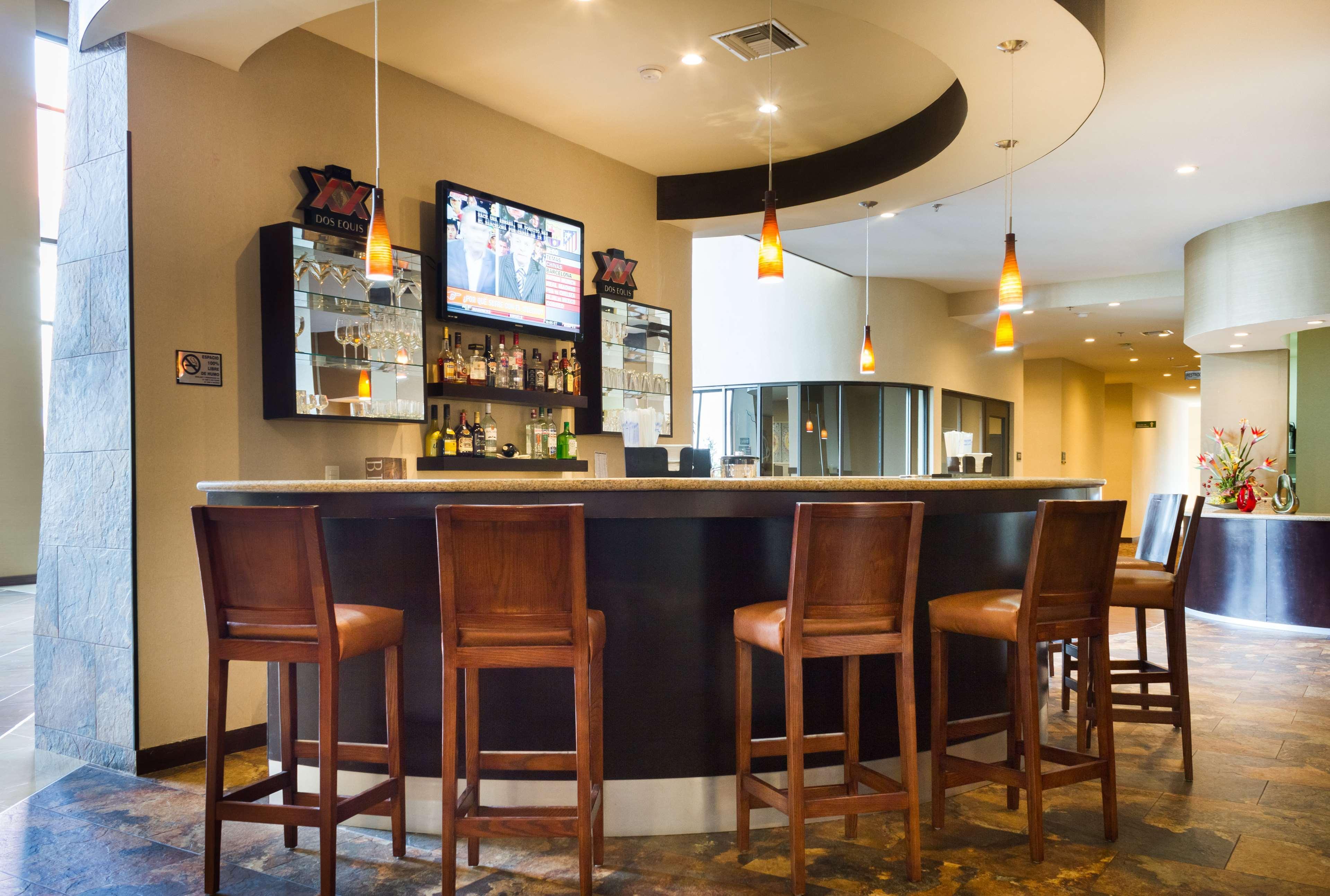 Best Western Premier Monterrey Aeropuerto Apodaca Kültér fotó The bar at the Westin