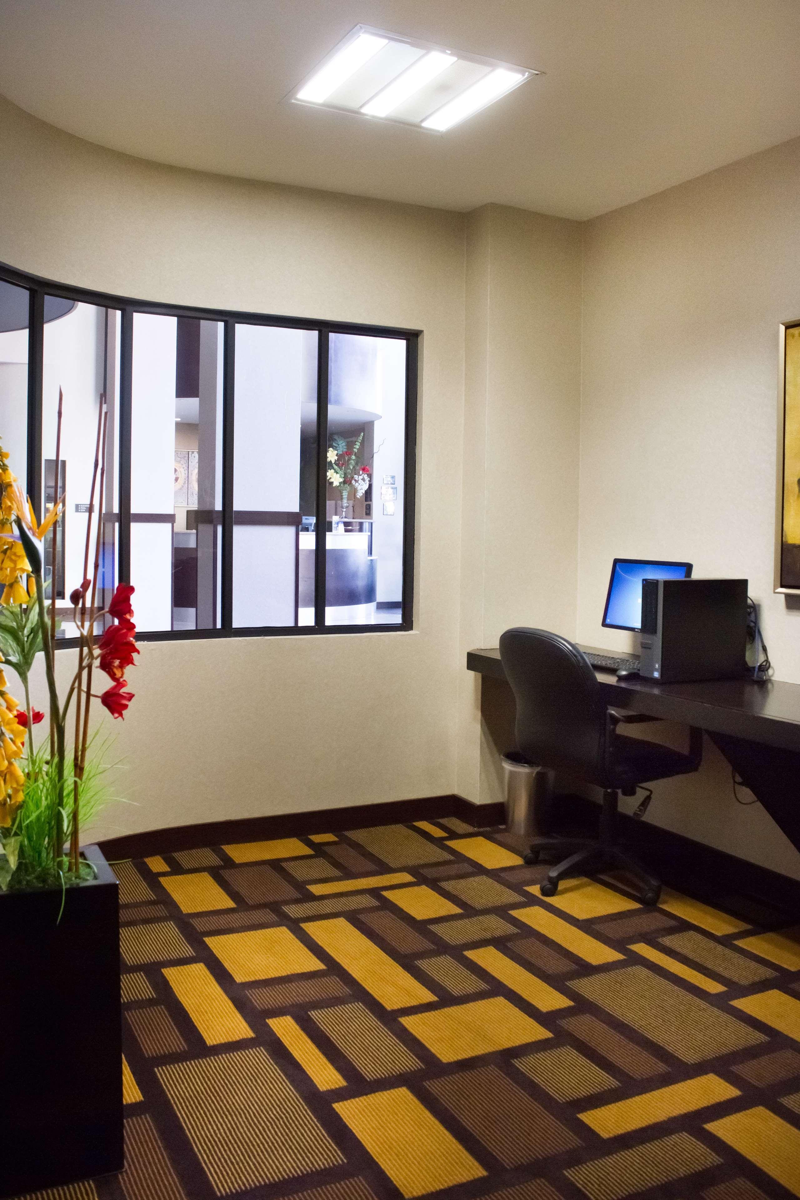 Best Western Premier Monterrey Aeropuerto Apodaca Kültér fotó Business center at the Hilton Garden Inn