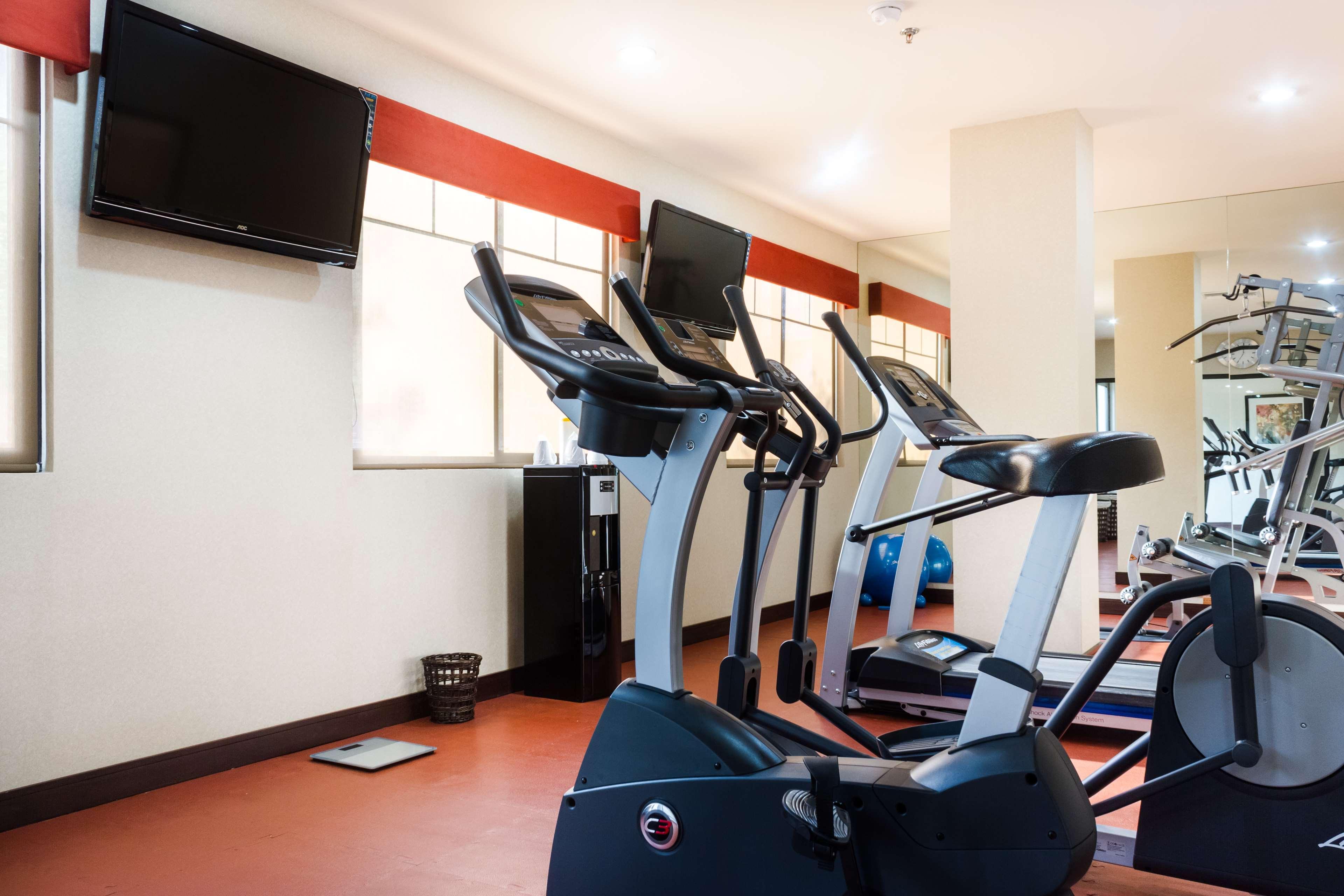 Best Western Premier Monterrey Aeropuerto Apodaca Kültér fotó The gym at the hotel