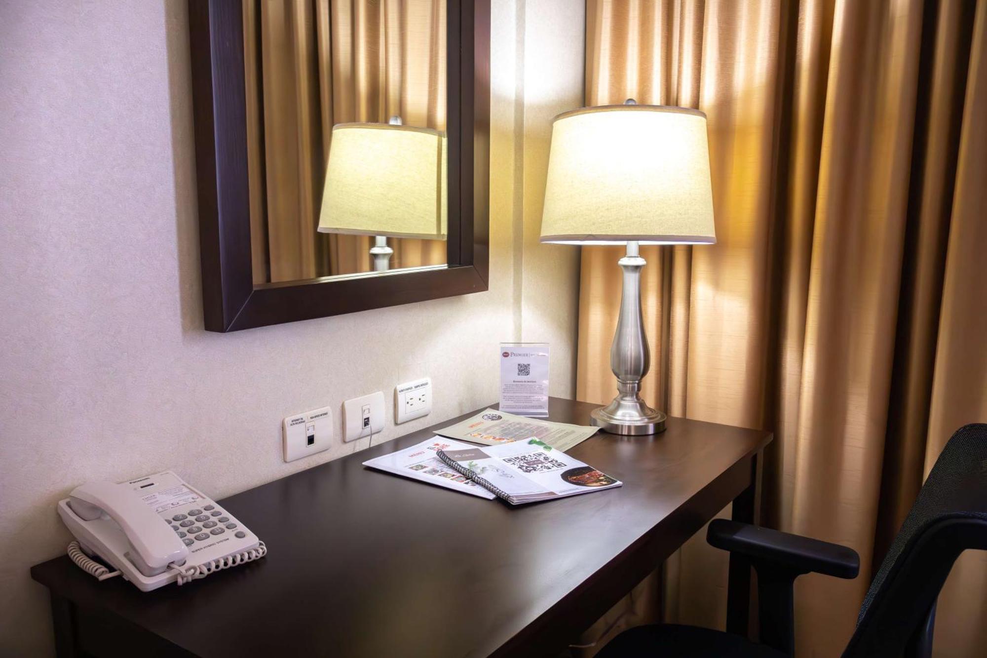 Best Western Premier Monterrey Aeropuerto Apodaca Kültér fotó A work desk in a hotel room