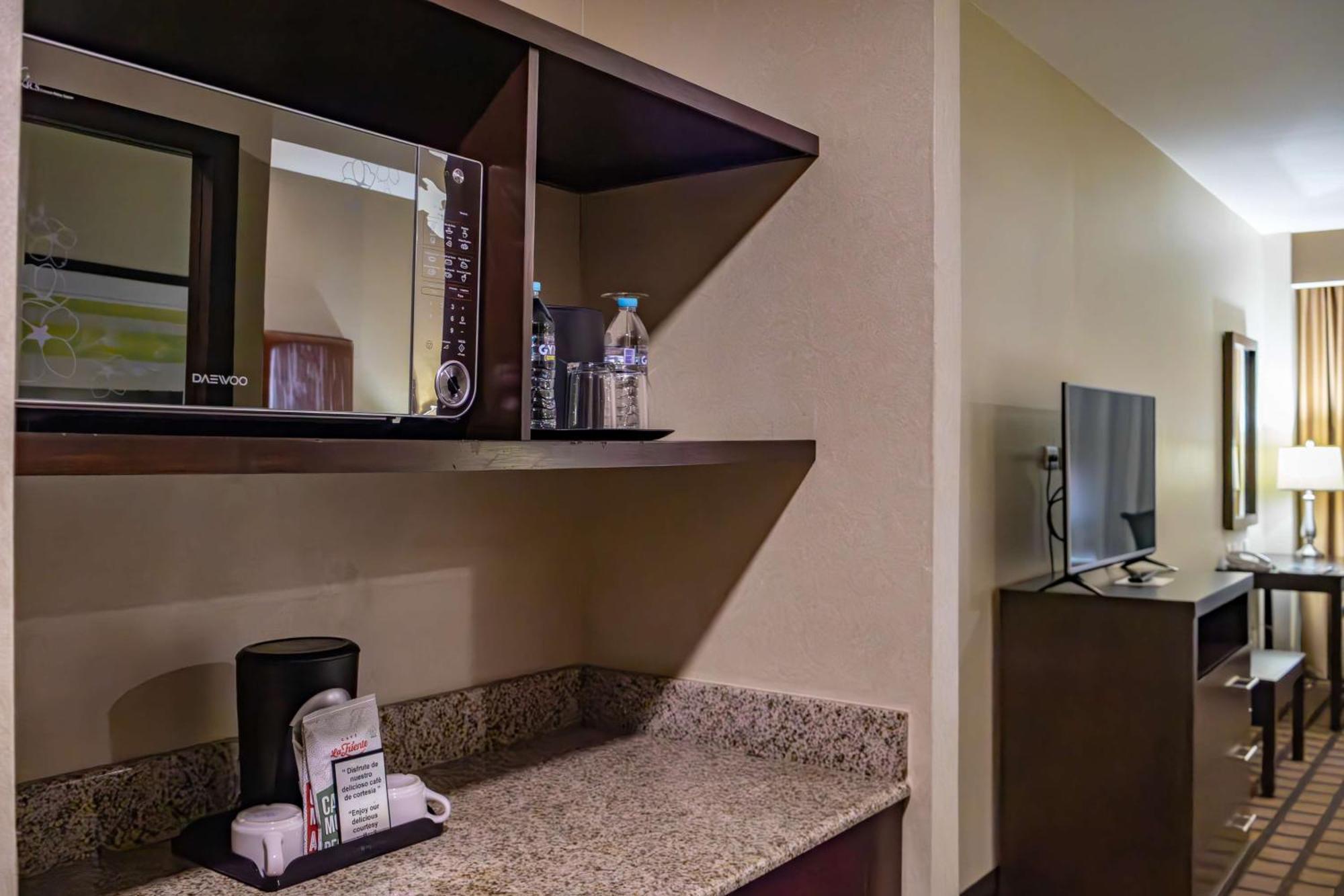 Best Western Premier Monterrey Aeropuerto Apodaca Kültér fotó A microwave in a hotel room