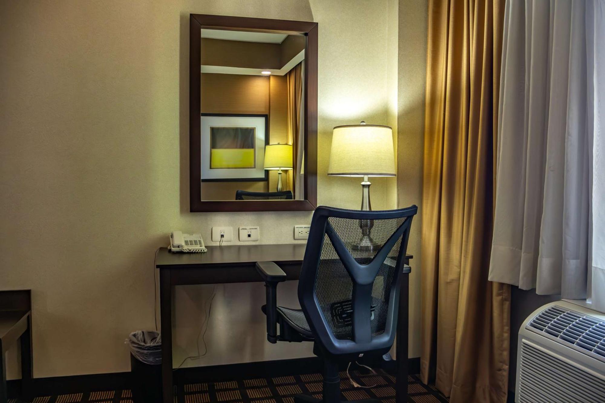 Best Western Premier Monterrey Aeropuerto Apodaca Kültér fotó A work desk in a hotel room