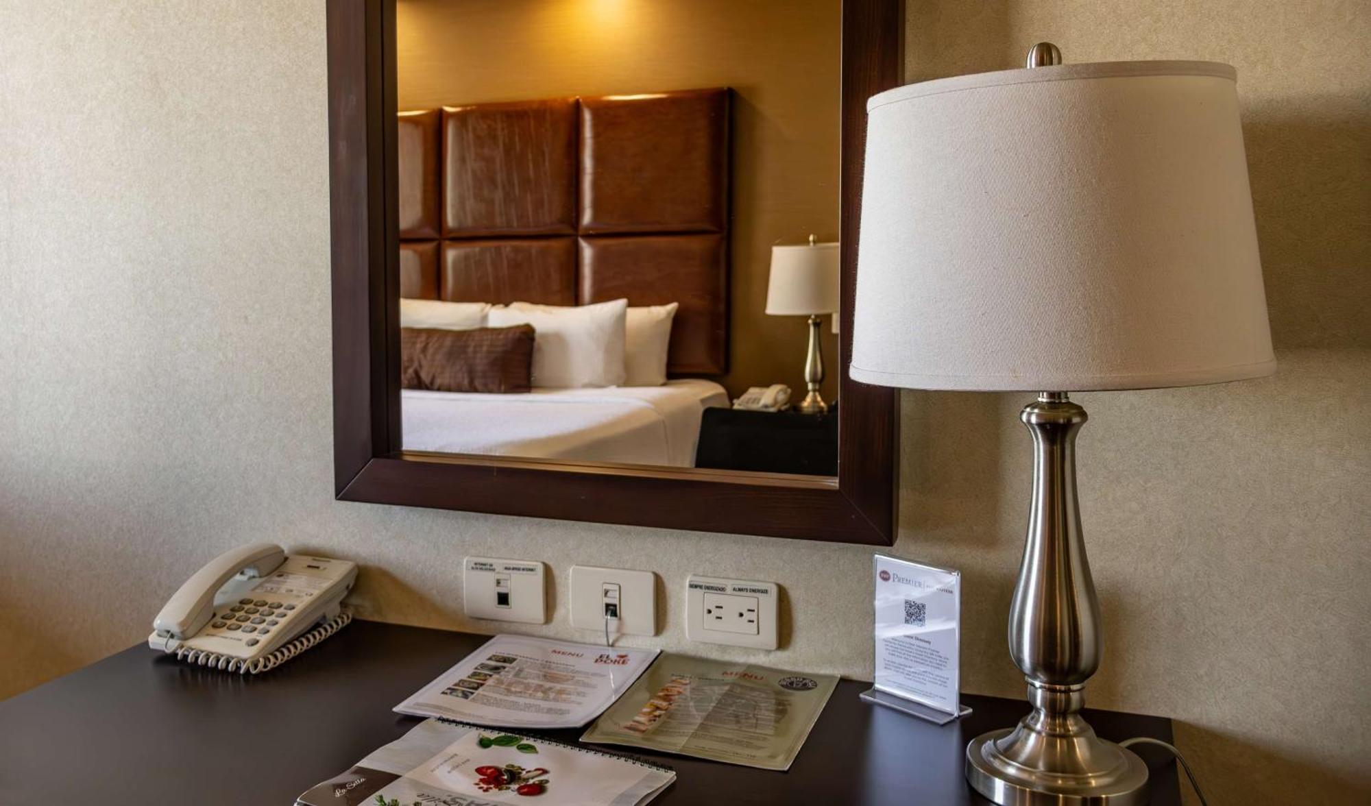 Best Western Premier Monterrey Aeropuerto Apodaca Kültér fotó A lamp on a bedside table