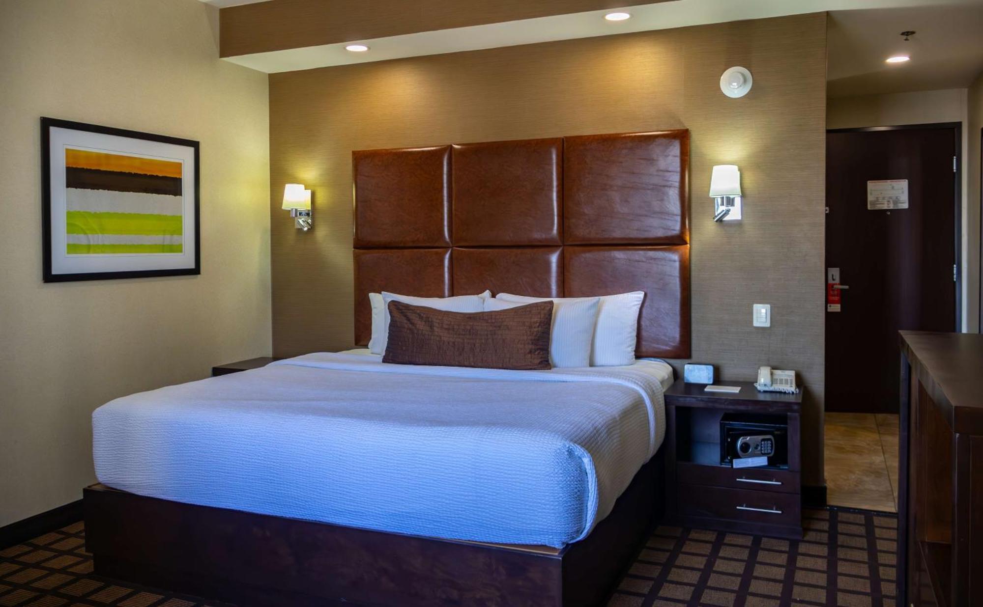 Best Western Premier Monterrey Aeropuerto Apodaca Kültér fotó A typical room at the Hilton Garden Inn