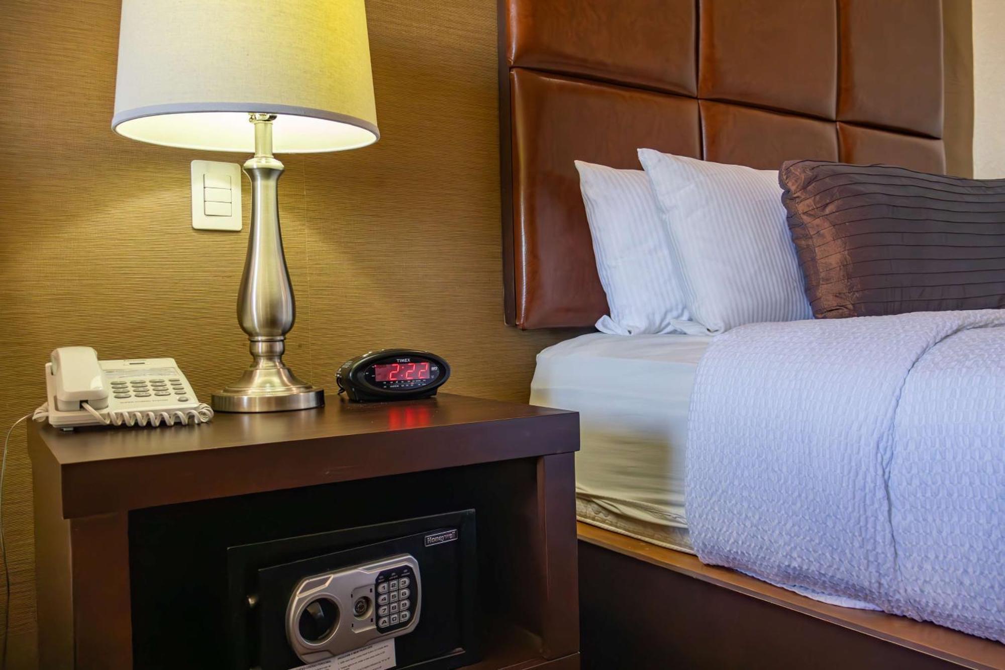Best Western Premier Monterrey Aeropuerto Apodaca Kültér fotó A safe in a hotel room