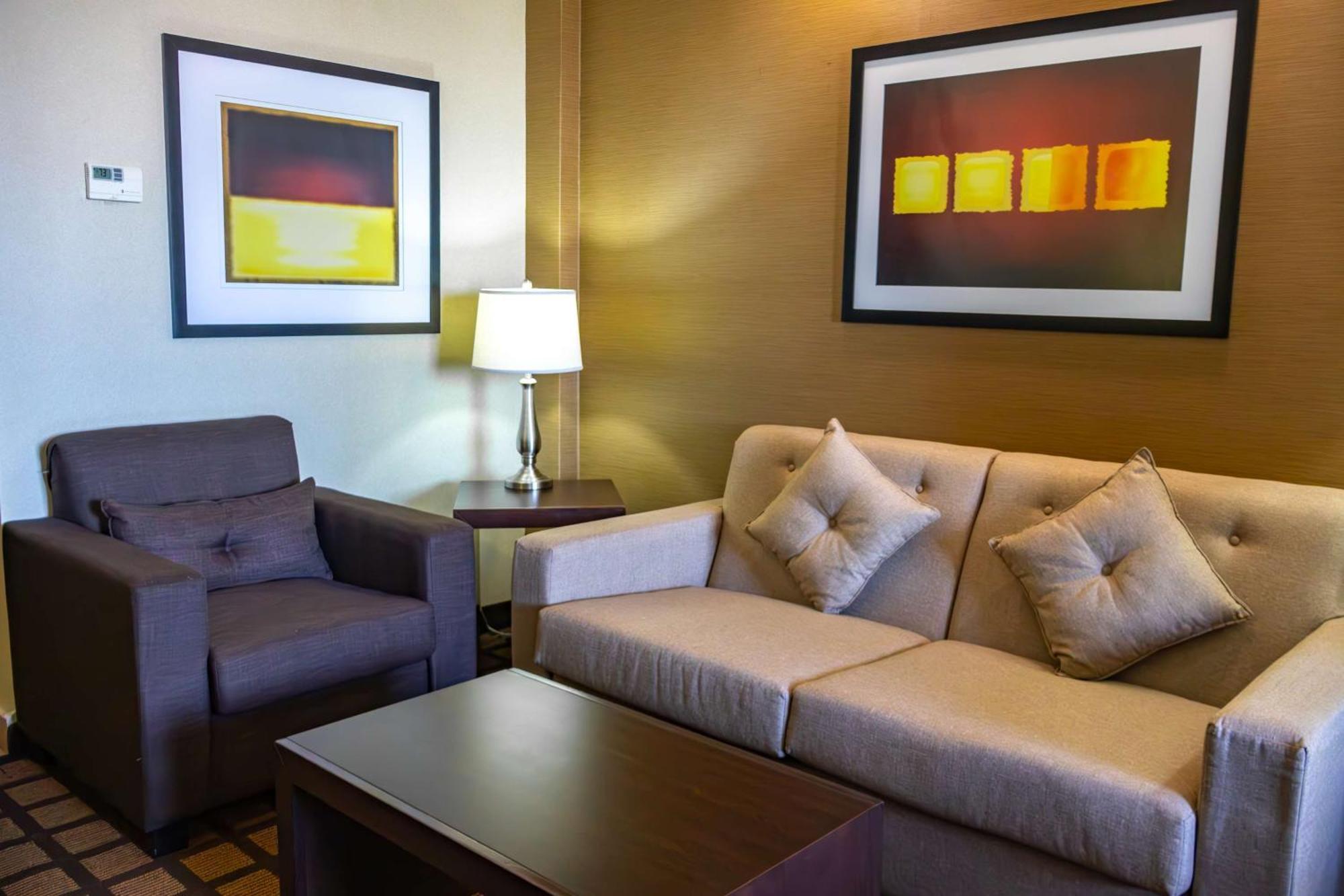 Best Western Premier Monterrey Aeropuerto Apodaca Kültér fotó A living room in a typical hotel suite