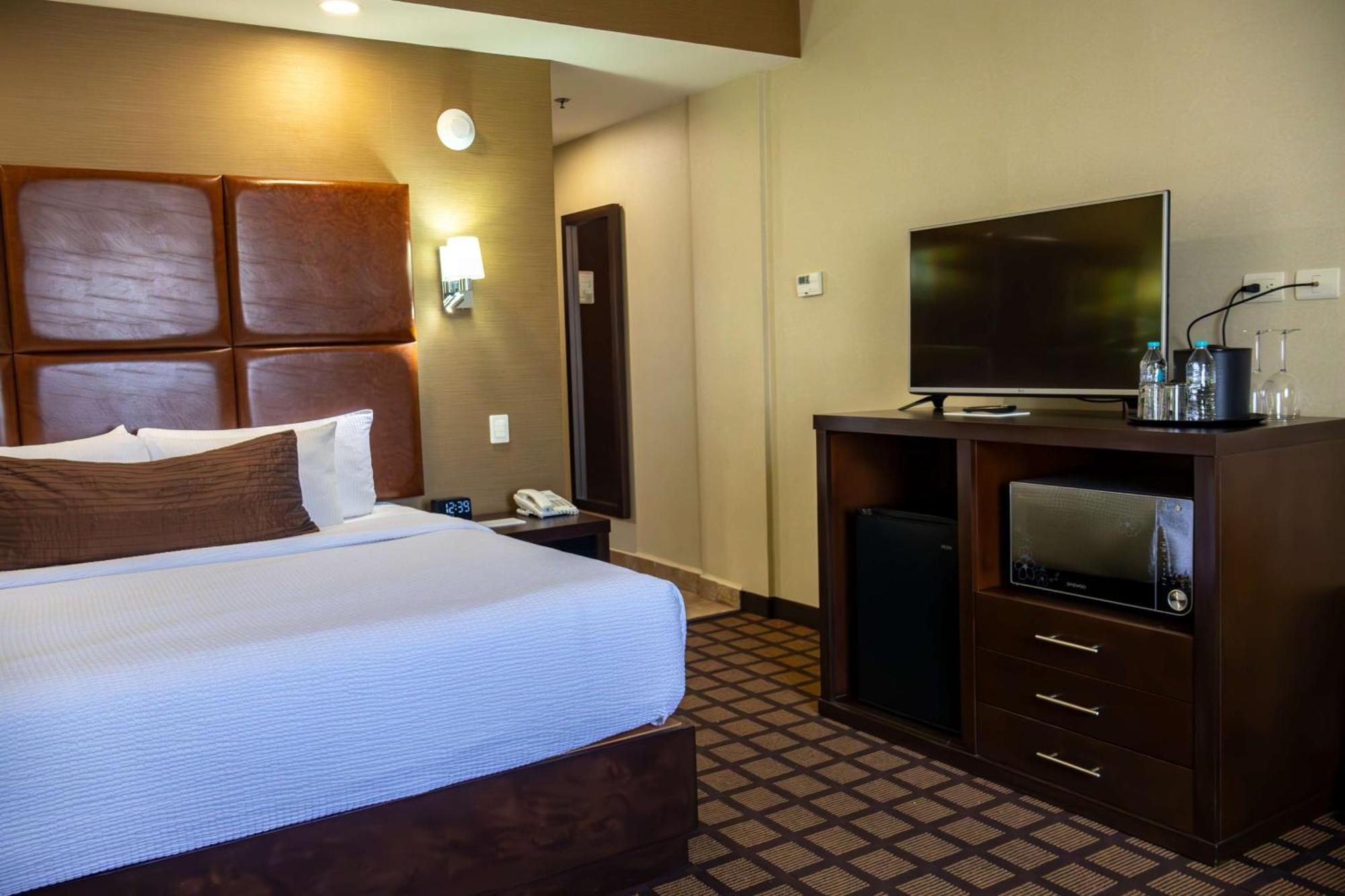Best Western Premier Monterrey Aeropuerto Apodaca Kültér fotó A room at the Hilton Garden Inn in San Francisco