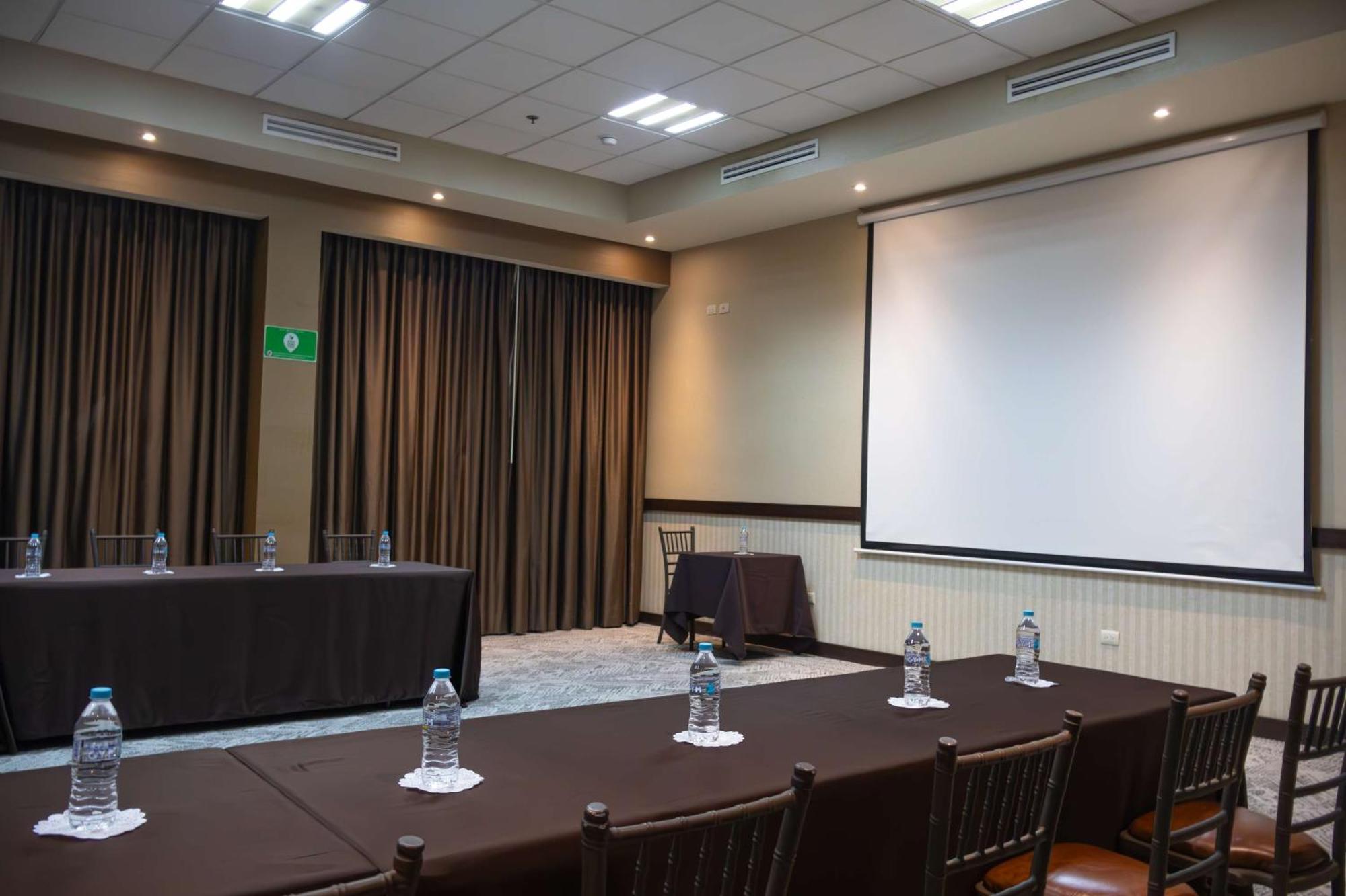 Best Western Premier Monterrey Aeropuerto Apodaca Kültér fotó Meeting room
