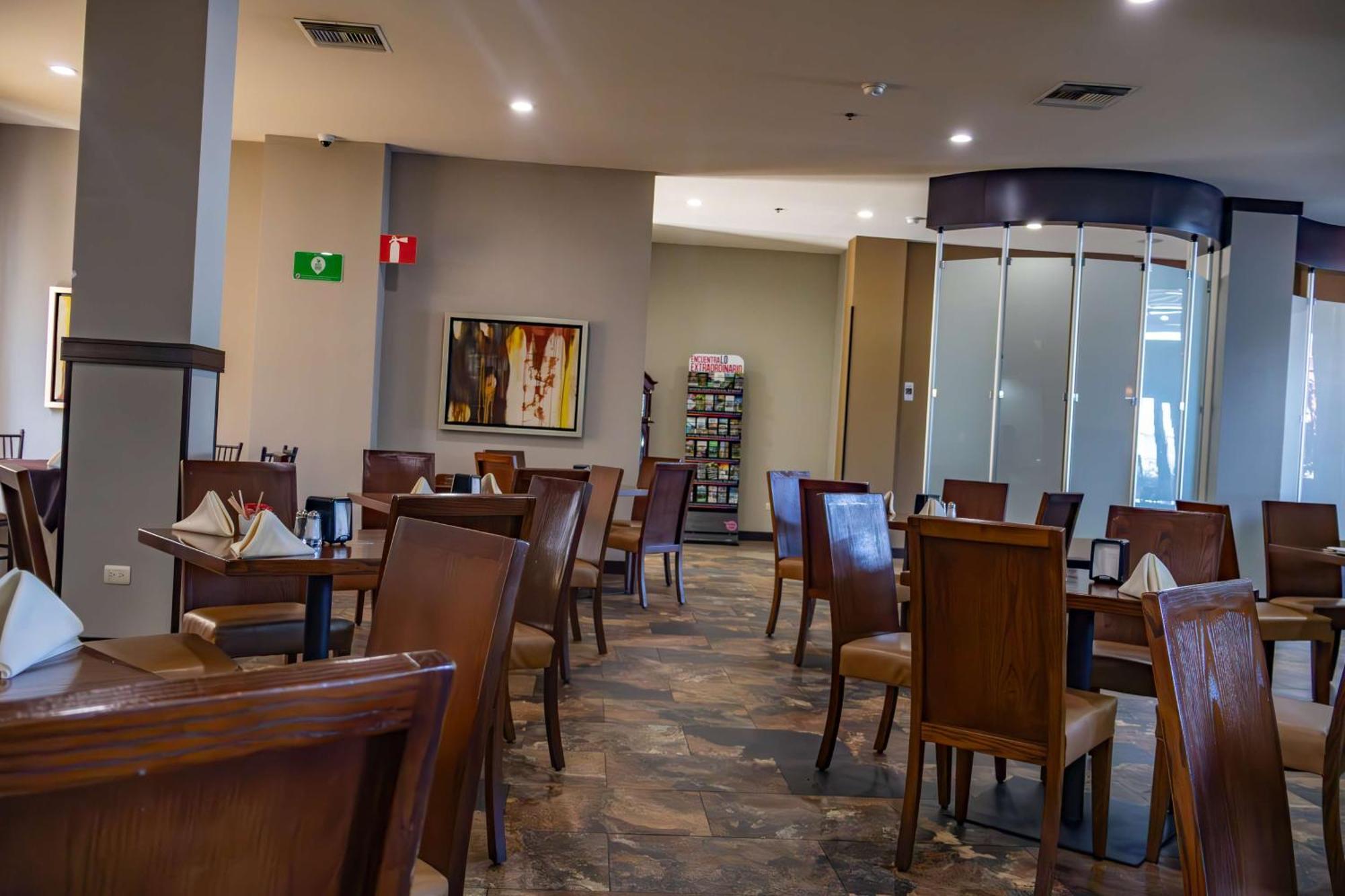 Best Western Premier Monterrey Aeropuerto Apodaca Kültér fotó The interior of the restaurant