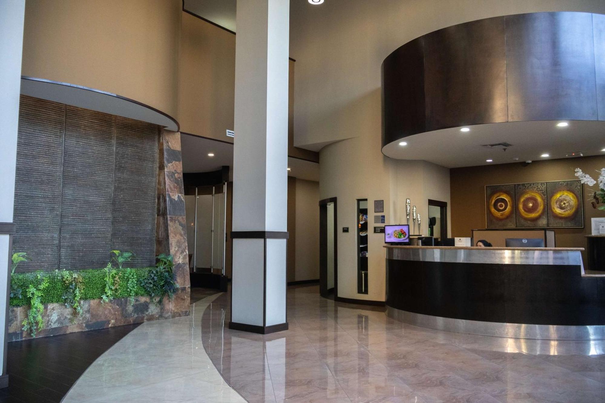Best Western Premier Monterrey Aeropuerto Apodaca Kültér fotó Interior of the lobby