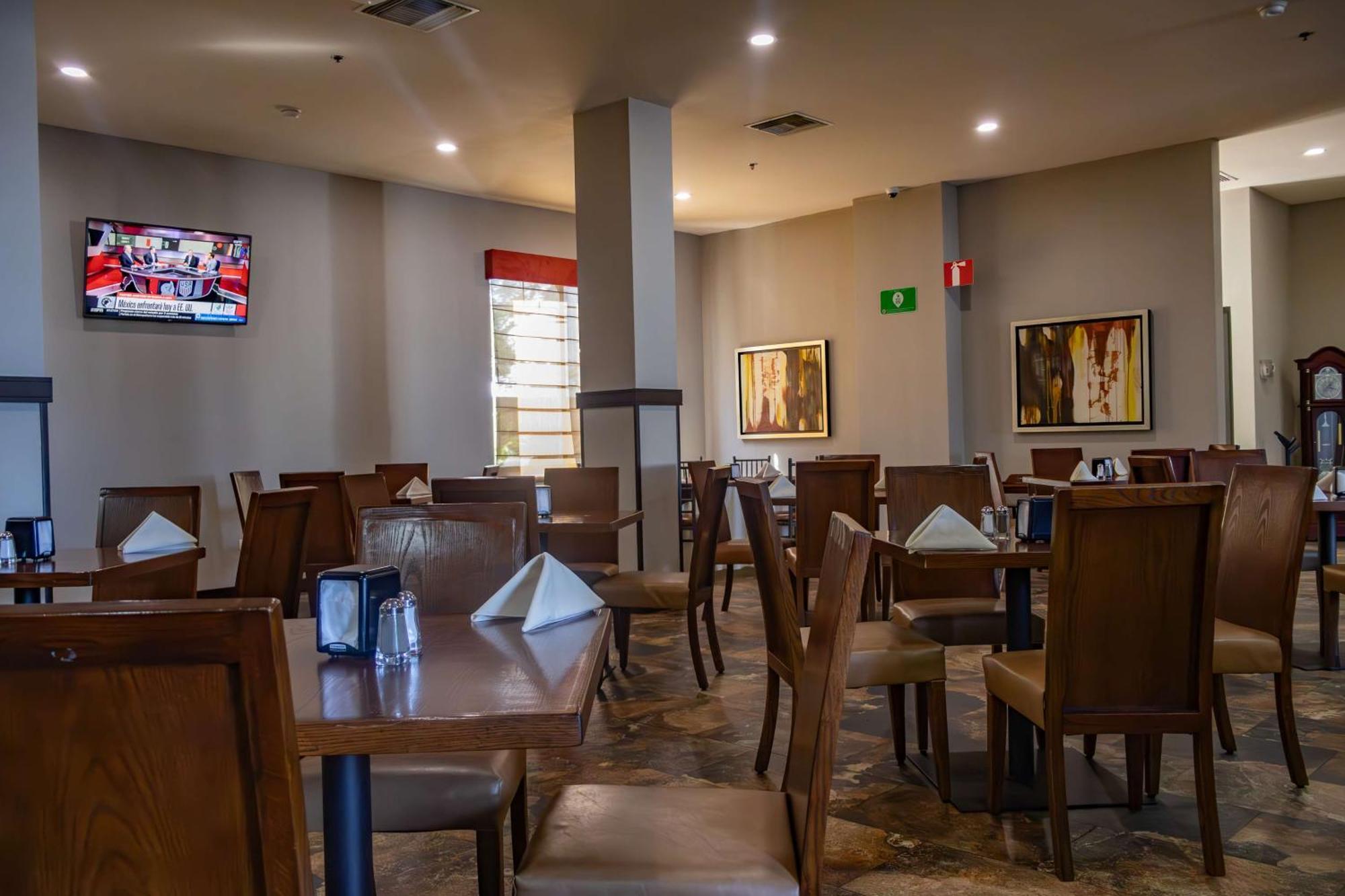 Best Western Premier Monterrey Aeropuerto Apodaca Kültér fotó The dining room at the restaurant