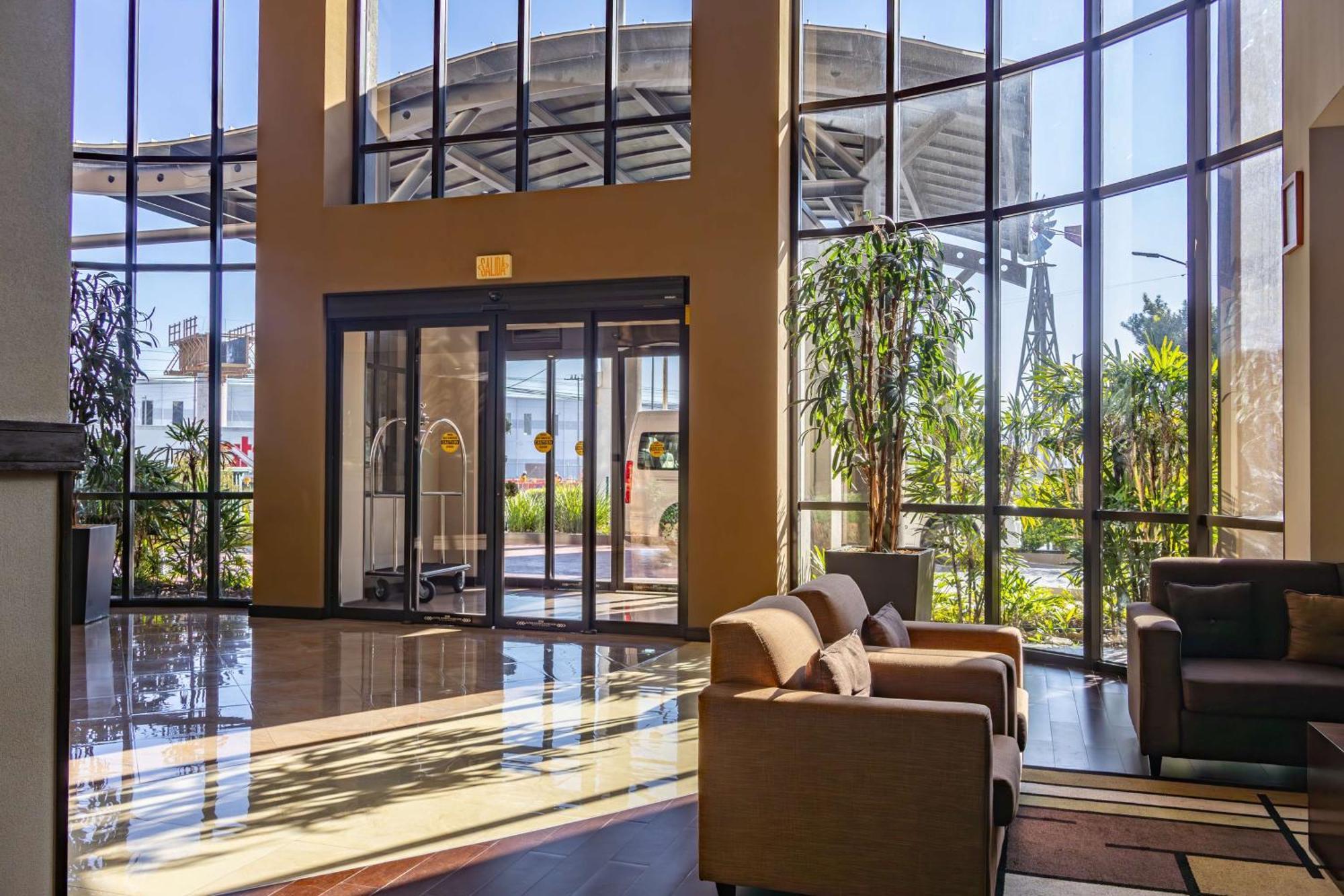 Best Western Premier Monterrey Aeropuerto Apodaca Kültér fotó Lobby