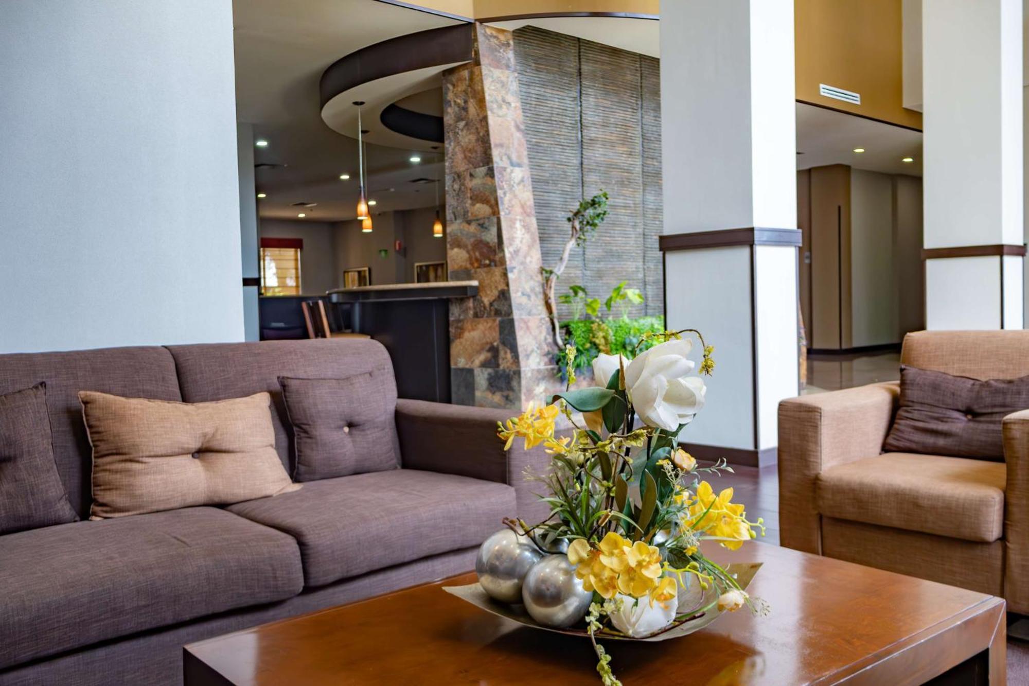 Best Western Premier Monterrey Aeropuerto Apodaca Kültér fotó Lobby