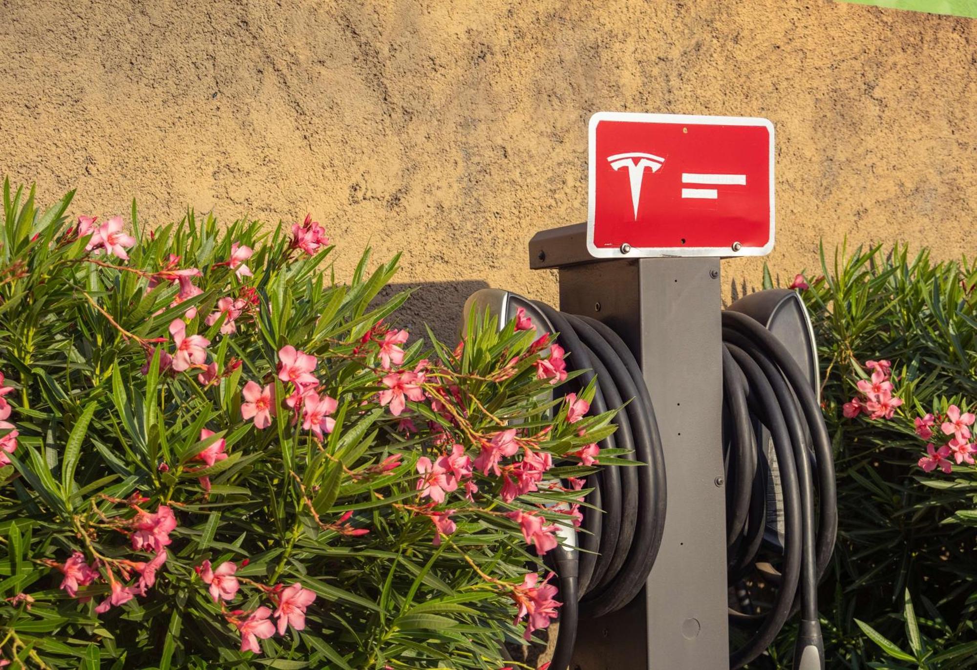 Best Western Premier Monterrey Aeropuerto Apodaca Kültér fotó Tesla Supercharger station in Spain