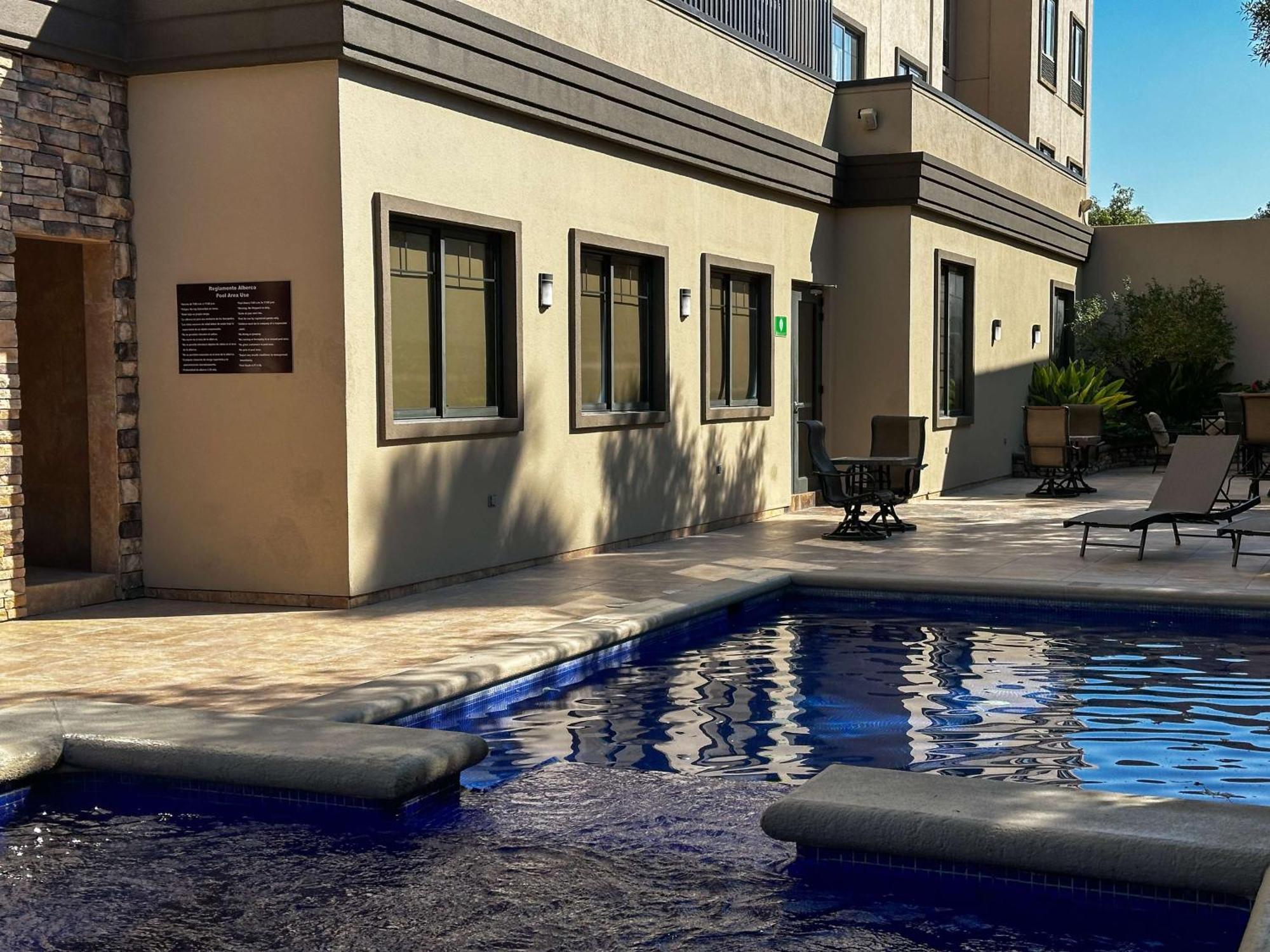 Best Western Premier Monterrey Aeropuerto Apodaca Kültér fotó The pool at the hotel