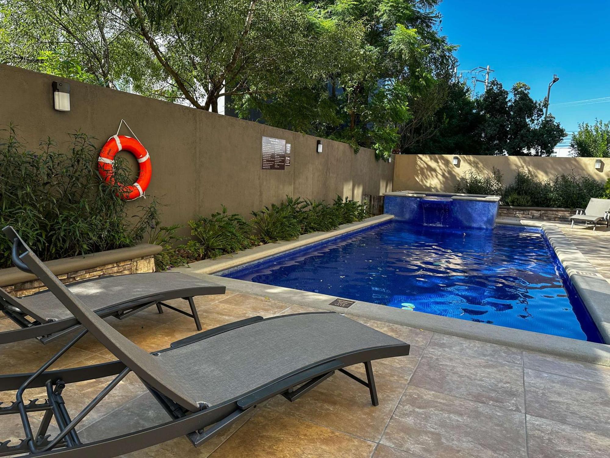 Best Western Premier Monterrey Aeropuerto Apodaca Kültér fotó Swimming pool at the hotel