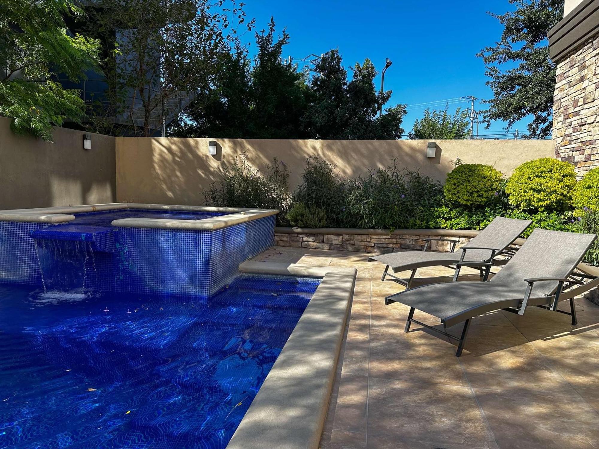 Best Western Premier Monterrey Aeropuerto Apodaca Kültér fotó A pool at the Four Seasons Hotel in Los Angeles
