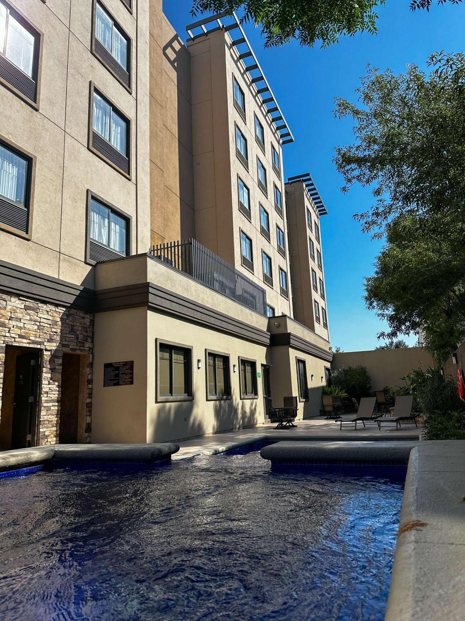 Best Western Premier Monterrey Aeropuerto Apodaca Kültér fotó The hotel's pool