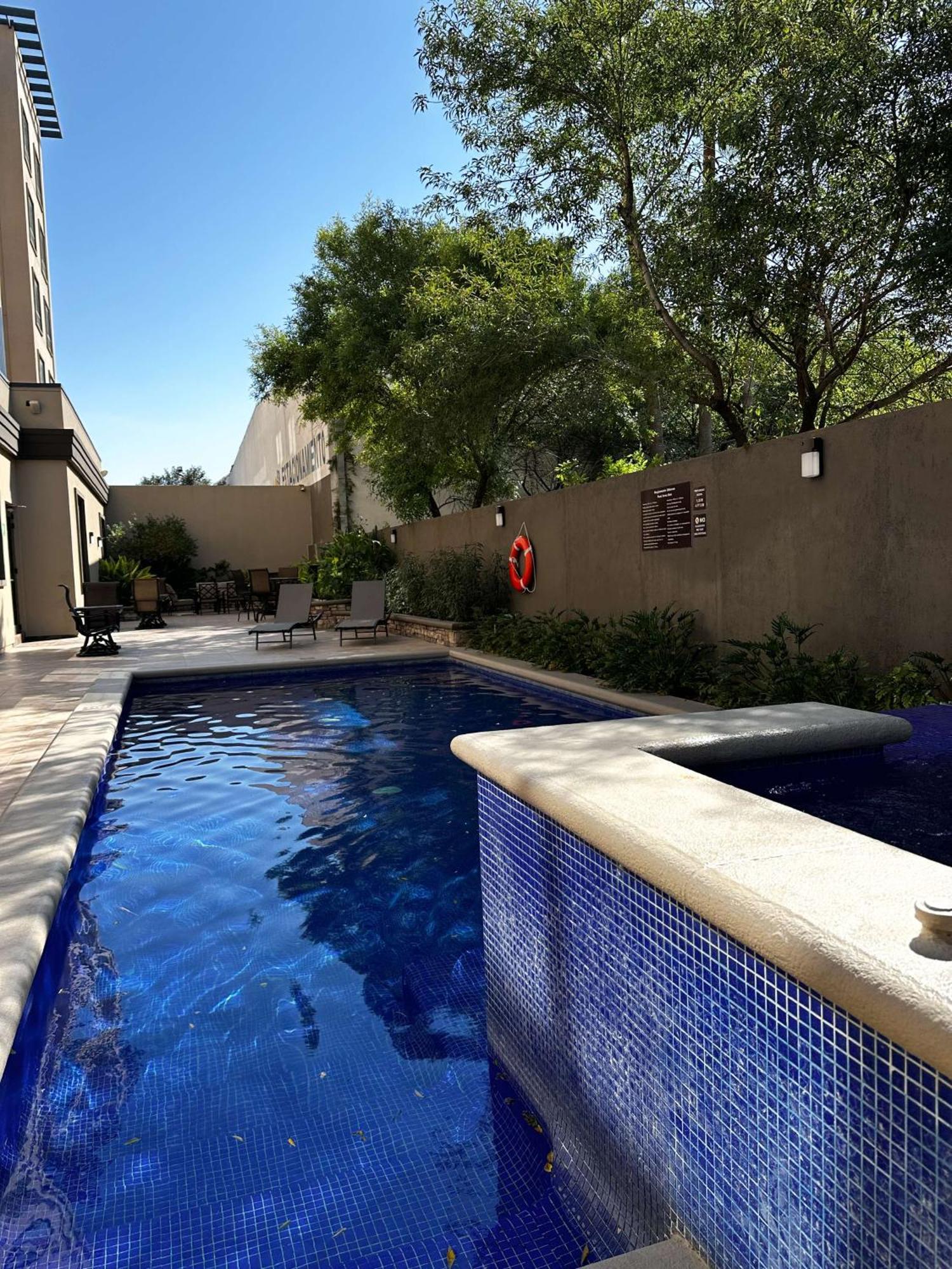 Best Western Premier Monterrey Aeropuerto Apodaca Kültér fotó Swimming pool at the hotel