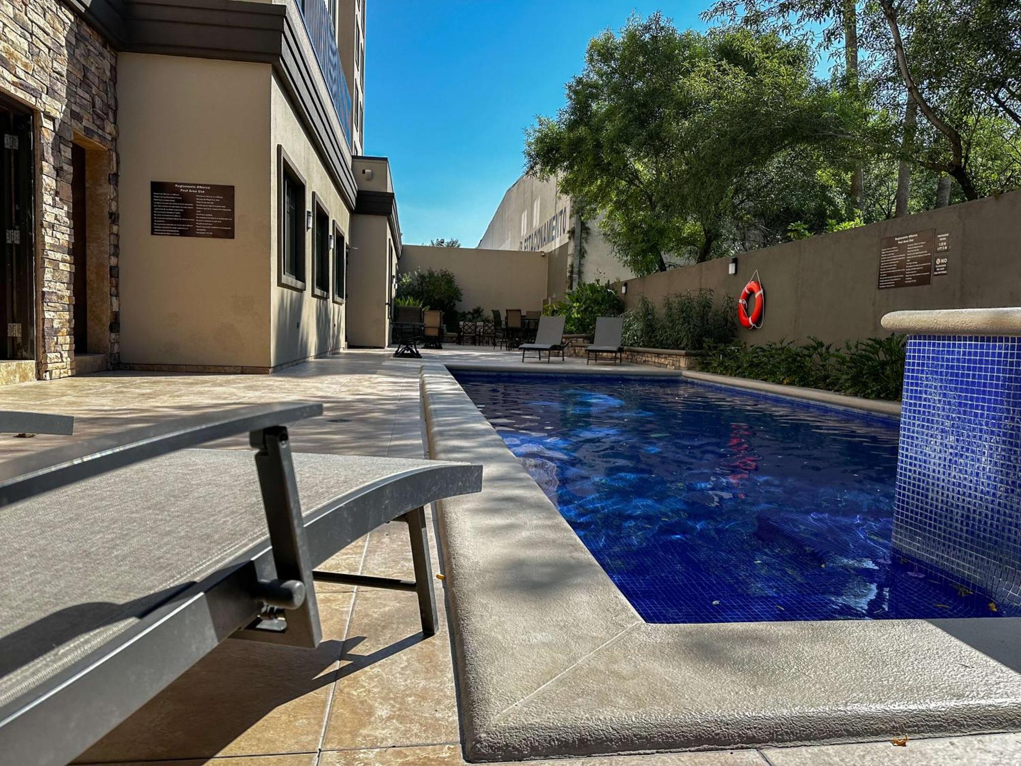 Best Western Premier Monterrey Aeropuerto Apodaca Kültér fotó Swimming pool at the hotel